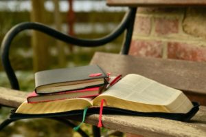 books-buch-bank-seiten-aufgeschlagen-stapel
