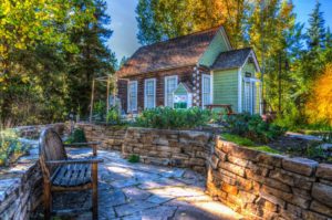 immobilien-wohnung-haus-garten-cottage-sonnenuntergang-gruen-blau