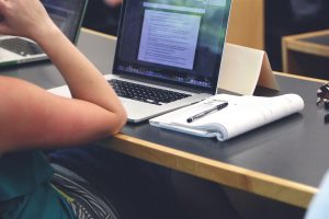Als Student lerne ich theoretisch. Um die Praxis muss ich mich selbst kümmern.