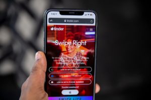 Bei Tinder wird mit dem Finger nach links oder rechts auf dem Bildschirm gewischt, um anzuzeigen, ob man die Person attraktiv oder nicht findet.